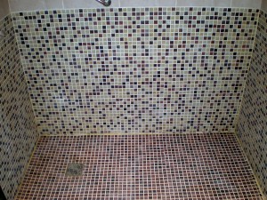 Plato de ducha de obra. Se observa en el perímetro distinto color por la acumulación del agua